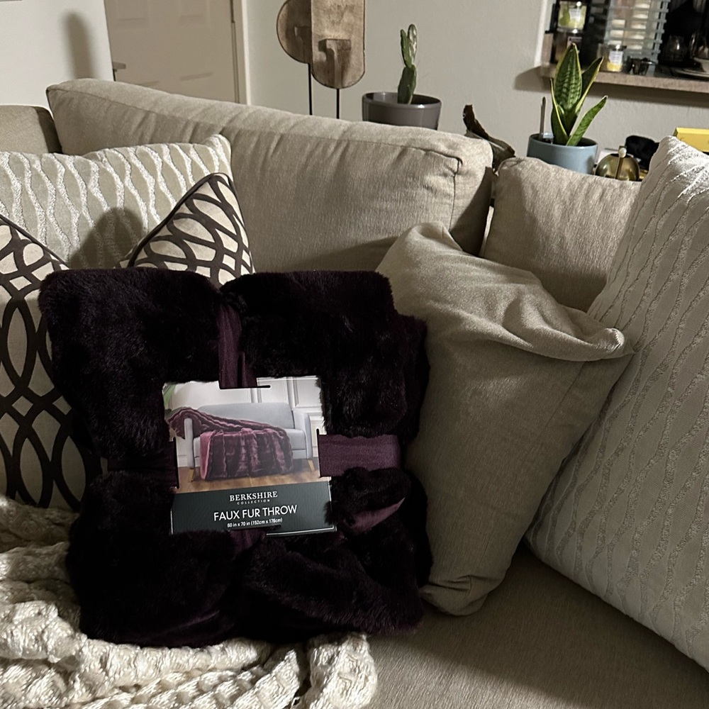 FAUX FUR THROW